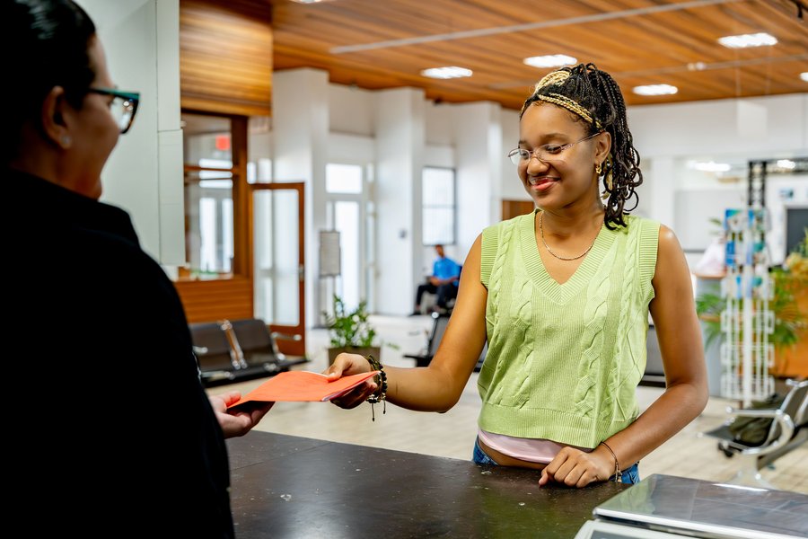 Receiving a parcel at the Post Aruba counter